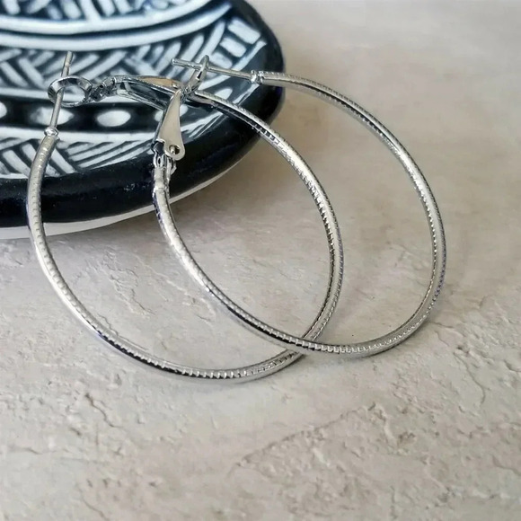 Sleek Art Deco Pattern Silver Tone Round Hoop Earrings 40mm 1.6" Long Leverback - Picture 1 of 7